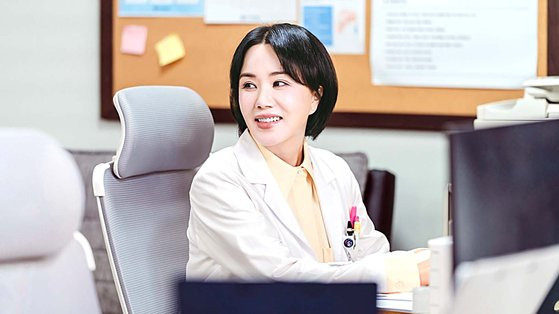 40대 경력단절 여성의 찢어진 인생봉합기를 그린 JTBC 드라마 '닥터 차정숙'은 시청률 18.5%를 기록하며 지난달 초 종영했다. [사진 JTBC]