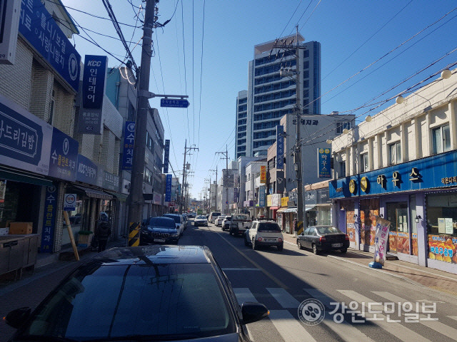 ▲ 주말이면 관광객이 많이 몰리는 강릉 주문진 시가지 일대 인도에 걸쳐 불법 주차한 차량들.[강원도민일보 자료사진]