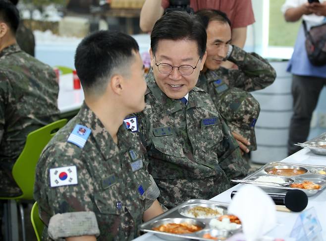 이재명 더불어민주당 대표가 23일 강릉산불 당시 진압 지원에 나섰던 공군 제18전투비행단을 방문, 점심 식사에 앞서 함박웃음을 짓고 있다. / 사진=연합뉴스