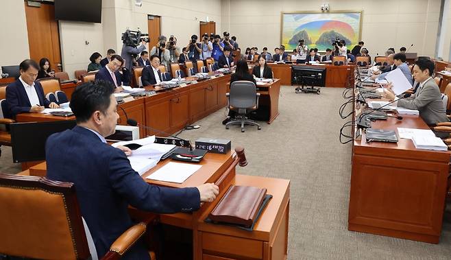 4일 국회에서 열린 정무위원회 법안심사제1소위원회에서 김종민 위원장이 의사봉을 두드리고 있다. 사진=김병언 기자