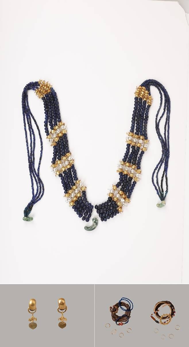 신라 공주의 무덤에서 발굴된 ‘가슴걸이’(사진 위쪽), 금귀걸이(아래 왼쪽)와 금과 은으로 만든 팔찌와 반지. 국립경주문화재연구소 제공