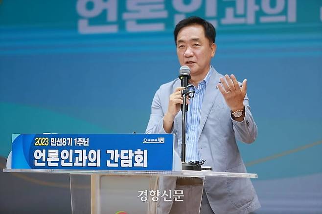 4일 정장선 평택시장이 시청 대회의실에서  취임 1주년을 맞아 언론인과의 간담회를 하고고 있다. /평택시 제공