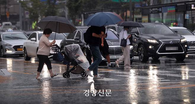 전국이 대체로 비가 내린 4일 서울 서대문 사거리에서 우산을 쓴 시민들이 횡단보도를 건너고 있다.  김창길기자