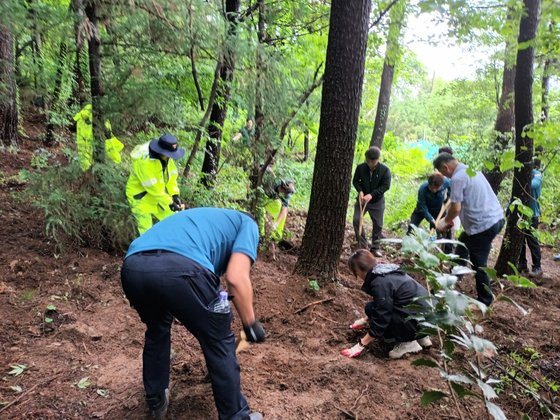 Police search for the body of a newborn buried on a hillside in Geoje, South Gyeongsang, in 2022. [GYEONGGNAM PROVINCIAL POLICE AGENCY]