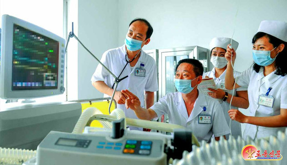 Medical facilities are still masked up, as seen in a photo of medical workers at Kim Man Yu Hospital in Pyongyang released by the North’s official Rodong Sinmum on Tuesday. [RODONG SINMUN]