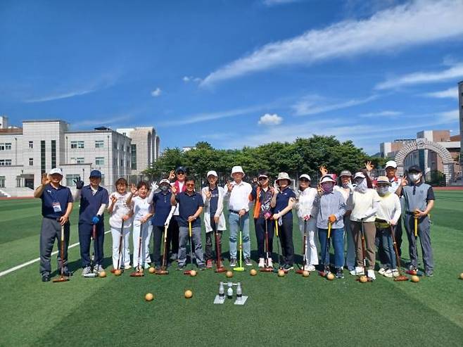 대구과학대 평생교육원에서 진행된 ‘우드볼 지도자과정’에서 학생들이 실기수업 후 단체기념촬영을 하고 있다. (대구과학대 제공) 2023.07.04