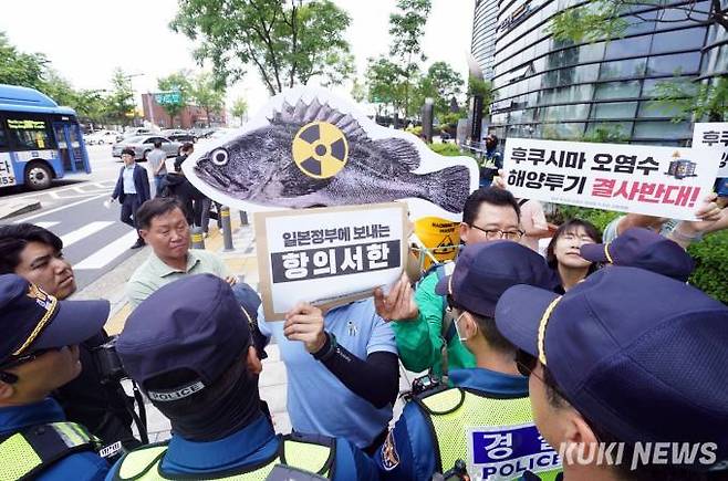 일본 방사성 오염수 해양투기 저지 서울행동 회원들이 지난달 15일 서울 종로구 주한일본대사관 앞에서 열린 후쿠시마 오염수 방류 중단 기자회견에서 항의서한을 대사관 측에 전달하기 위해 경찰과 대치하고 있다.   사진=박효상 기자