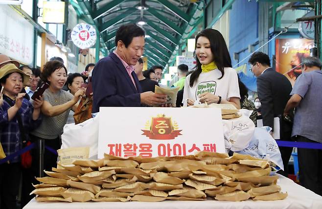 김건희 여사가 3일 오후 강원도 강릉시 중앙·성남시장을 방문해 재사용 아이스팩을 최영철 상인회장에게 전달하고 있다. / 사진=대통령실통신사진기자단