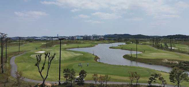 ▲한국형 링크스 코스를 자랑하는 플라밍고CC가 7월 1일 정식 개장, 골퍼들의 발길이 이어지고 있다./사진=라미드 그룹 제공