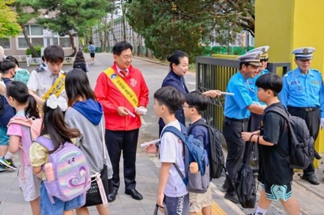 양평초등학교 등교 시간에 맞추어 교통지도 및 교통안전홍보 캠페인에 참여한 전진선 양평군수. / 사진제공=양평군청