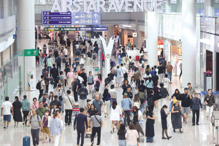 인천국제공항 출국장 면세점 사업자가 7월부터 신라면세점과 신세계면세점, 현대백화점면세점으로 교체된 가운데 2일 오전 인천국제공항 제1여객터미널 출국장 면세 구역이 이용객으로 붐비고 있다. [연합]