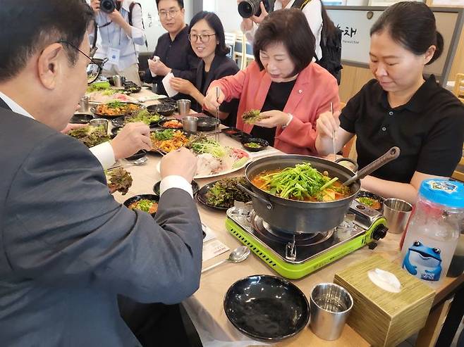 국회 교육위원회 소속 국민의힘 의원들, 노량진수산시장 오찬[서울=뉴시스] 이지율 기자 = 국회 교육위원회 소속 국민의힘 의원들이 4일 낮 서울 동작구 노량진수산시장을 찾아 오찬을 진행하고 있다. 2023.07.04. jool2@newsis.com *재판매 및 DB 금지