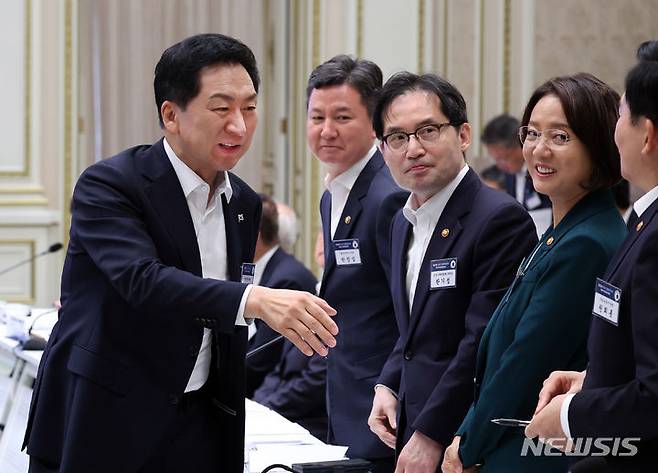 [서울=뉴시스] 홍효식 기자 = 김기현 국민의힘 대표가 4일 청와대 영빈관에서 열린 2023년 하반기 경제정책 방향에 관한 제18차 비상경제민생회의에 참석하고 있다. (대통령실통신사진기자단) 2023.07.04. yesphoto@newsis.com