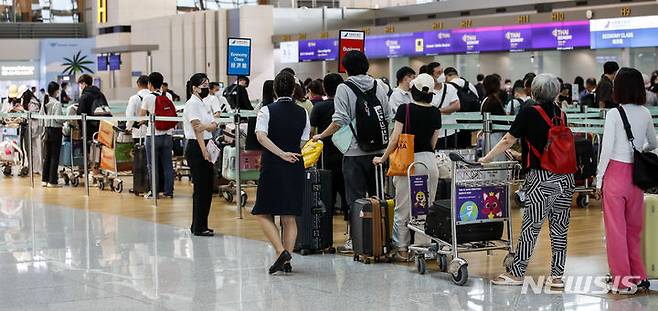 [인천공항=뉴시스] 정병혁 기자 =  인천국제공항 제1터미널 출국장이 여행객들로 붐비고 있다. 2023.06.21. jhope@newsis.com