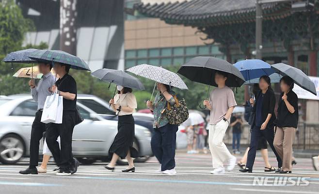 [서울=뉴시스] 황준선 기자 = 4일 오후 서울 종로구 세종대로 사거리에서 우산을 쓴 시민들이 발걸음을 재촉하고 있다. 2023.07.04. hwang@newsis.com