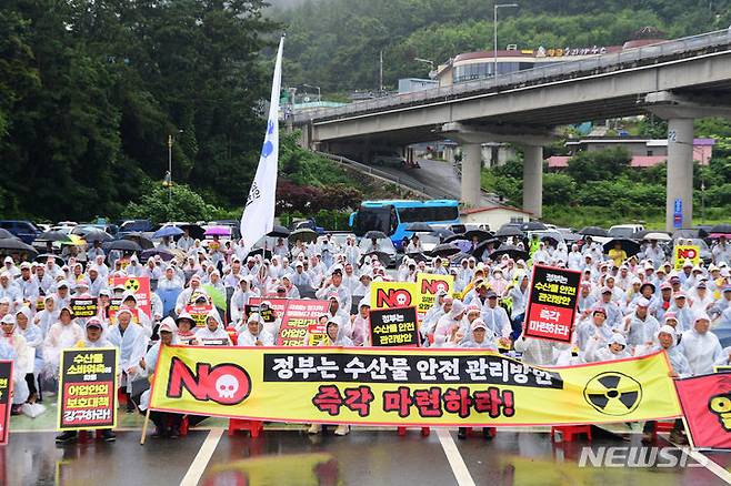 [남해=뉴시스] 차용현 기자 = 4일 오후 경남 남해군 창선면 단항위판장에서 남해군 어민들이 후쿠시마 원전 오염수 해양방류를 반대하는 결의대회를 하고 있다. 2023.07.04. con@newsis.com