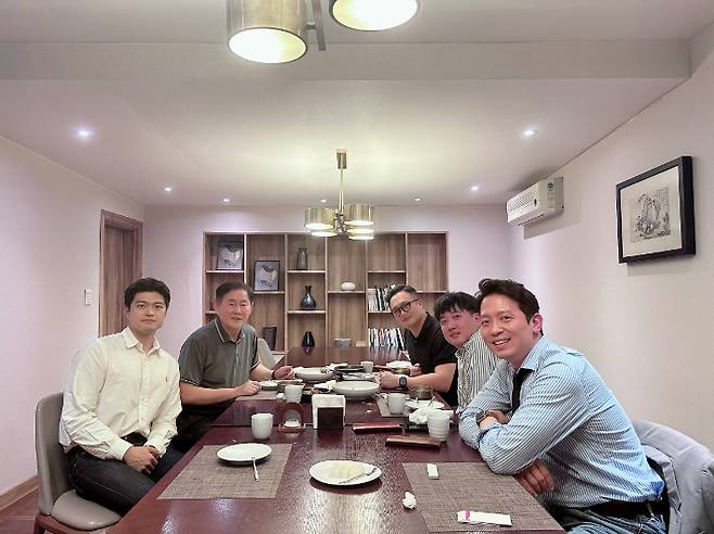 지난달 30일 서울 강남의 모 식당에서 만난 최경환 전 경제부총리와 이준석 전 국민의힘 대표. 이 자리엔 김용태 전 청년최고위원과 이기인 경기도의원, 구혁모 전 국민의힘 혁신위원 등 당내 청년 정치인들도 함께했다. 이기인 경기도의원 SNS 캡처