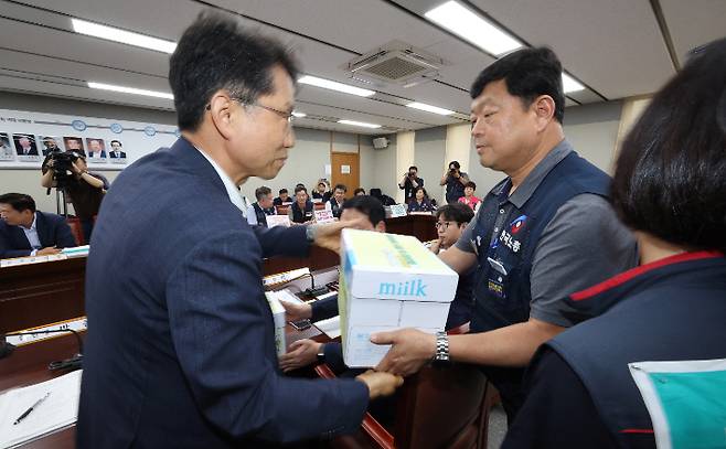 근로자위원인 류기섭 한국노총 사무총장이 4일 오후 세종시 정부세종청사 최저임금위원회 회의실에서 열린 제10차 전원회의에서 최저임금 1만2천원 동의서가 담긴 서명지를 박준식 위원장에게 전달하고 있다. 연합뉴스