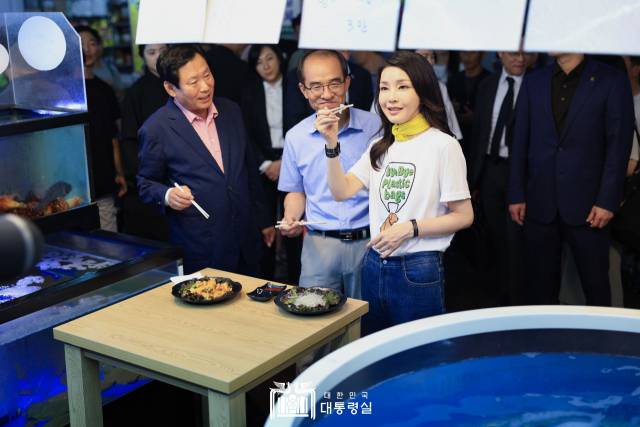 ▲윤석열 대통령의 배우자 영부인 김건희 전 코바나 대표가 3일 강릉 경포해변을 찾아 바닷가 쓰레기 줍기 봉사활동을 하면서 "쓰레기가 배출되지 않는 바다가 되도록 관리하는 것도 중요하다"고 말했다. ⓒ대통령실