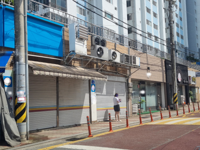 ▲실외기가 설치된 인도에 행인이 서 있는 모습이 위험해 보인다 ⓒ<프레시안>박영우