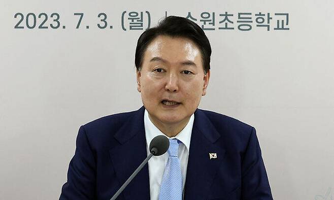 윤석열 대통령이 방과 후 돌봄·교육 프로그램인 '늘봄학교' 참관을 위해 3일 경기도 수원 팔달구 수원초등학교를 방문해 교사, 학부모 등과 간담회를 하고 있다. 대통령실통신사진기자단