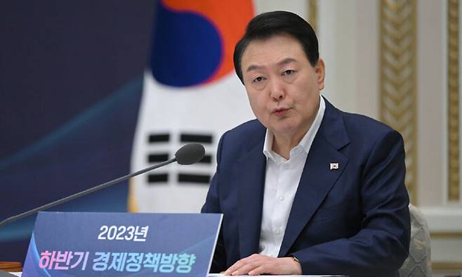 윤석열 대통령이 4일 청와대 영빈관에서 2023년 하반기 경제정책방향에 관한 제18차 비상경제민생회의를 주재하고 있다. 대통령실 제공