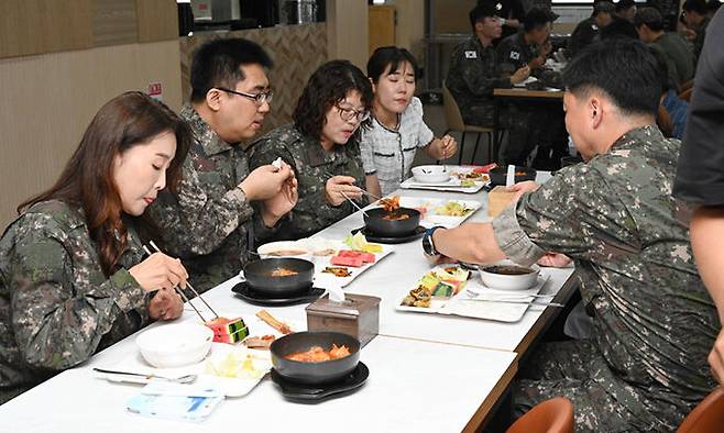 국방부 제10기 장병 급식·피복 모니터링단이 4일 공군 7전대를 방문해 장병들에게 제공되는 급식을 직접 시식하고 있다. 국방부 제공