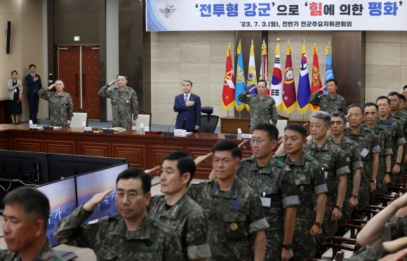 전반기 전군주요지휘관 회의 개최 - 이종섭(뒷줄 가운데) 국방부 장관이 3일 합동참모의장과 육해공군 참모총장, 해병대 부사령관 등 주요 직위자들이 참석한 가운데 국방부 대회의실에서 2023년 전반기 전군주요지휘관 회의를 열고 국민의례를 하고 있다. 국방부 제공