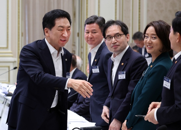 하반기 경제정책 방향 회의 참석하는 김기현 대표 - 국민의힘 김기현 대표가 4일 청와대 영빈관에서 열린 2023년 하반기 경제정책 방향에 관한 제18차 비상경제민생회의에 참석하며 장차관들과 인사하고 있다.  연합뉴스