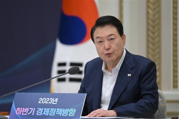 윤석열 대통령이 4일 오전 청와대 영빈관에서 2023년 하반기 경제정책방향에 관한 제18차 비상경제민생회의를 주재하고 있다. (대통령실 제공) 2023.7.4 뉴스1