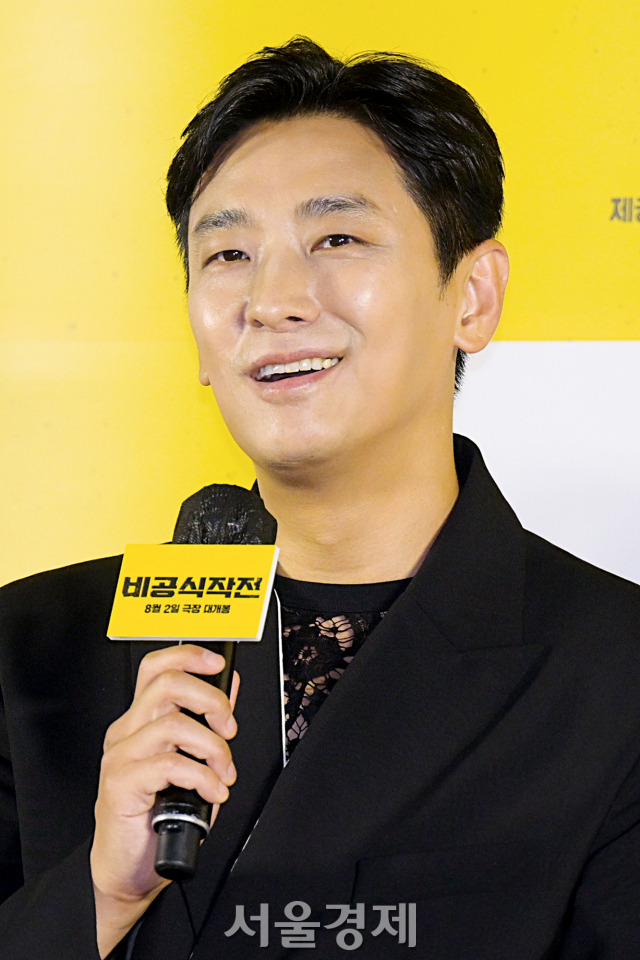 배우 주지훈이 4일 오전 서울 용산구 CGV 용산아이파크몰에서 진행된 영화 ‘비공식작전’(감독 김성훈) 제작보고회에서 소감을 말하고 있다. 김규빈 기자