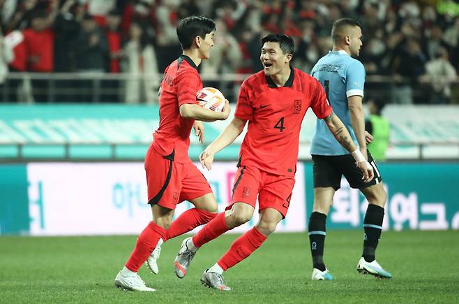 황인범과 김민재. Getty Images