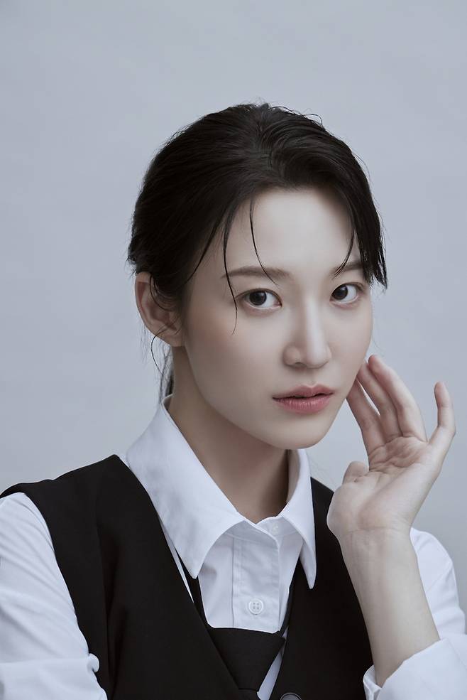 A new profile image featuring the colorful charm of actor Seo Ji-hye has been released.On the 4th, Seo Ji-hyes agency Eat Just Entertainment released several new profile images of Seo Ji-hye.This profile image shows the changing appearance of Seo Ji-hye, who started to set his own color through works of various genres.Seo Ji-hyes charm, which varies depending on the concept, from fresh image to alluring image, gives pleasure to see. The most outstanding thing is Seo Ji-hyes original beauty.In addition to the refreshing charm, the deep eye looking at the camera pointed to the profile image.In another image, the atmosphere was reversed once again by radiating neutral charm. In addition to digesting the black vest and white shirt, which are full of arrogance, it also shows the expressive power to focus on the character in a simple background.Seo Ji-hye has captured all the charms of loveliness and charisma as well as outstanding looks in the new profile image.Seo Ji-hye, who introduced a new profile image, recently visited the house theater through the KBS2 drama  ⁇   ⁇   ⁇ , To you  ⁇ .He played pure love, a pure and literary girl in the play. Based on his mature acting ability, he added strength to the expressive power of the character and showed the power to lead the axis of development.Seo Ji-hye is looking for his next film after the To you broadcast.A more profile image of Seo Ji-hye will be released on the official post channel (https://naver.me/Fn2dGCqe) of his agency Eat Just Entertainment on the night of the 4th.