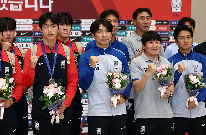 ▲ 아시아축구연맹(AFC) U-17 아시안컵에서 준우승을 차지한 17세 이하(U-17) 남자 축구대표팀 변성환 감독과 선수들이 4일 오전 인천국제공항 제2터미널에서 귀국한 뒤 기념촬영을 하고 있다 ⓒ연합뉴스