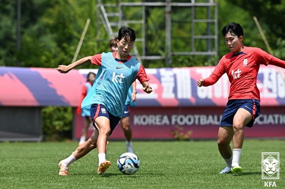 무더위 날씨 속에서도 훈련 중인 대표팀. /사진=대한축구협회 제공