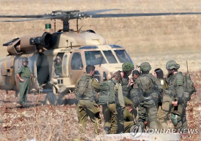 제닌 작전 도중 부상한 병사 옮기는 이스라엘군 [AFP=연합뉴스 자료사진. 재판매 및 DB 금지]