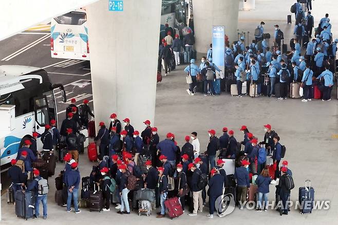 인천공항을 통해 입국한 외국인 근로자들이 버스를 기다리고 있다. [연합뉴스 자료사진]