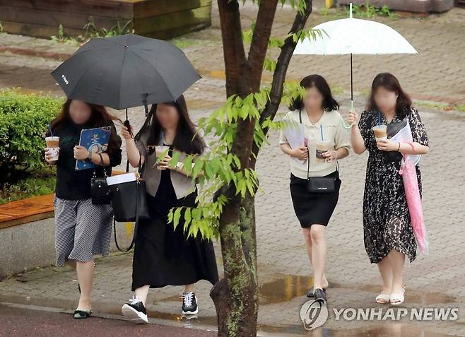 장맛비 내리는 거리 (광주=연합뉴스) 조남수 기자 = 4일 광주 서구 상무중앙로에서 내리는 장맛비에 시민이 우산을 쓰고 길을 걷고 있다. 2023.7.4 iso64@yna.co.kr