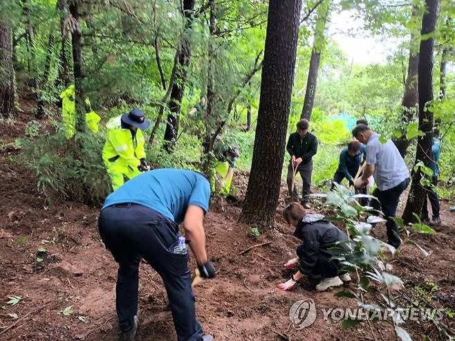 영아 시신 수색 중인 경찰 (거제=연합뉴스) = 지난달 30일 경남경찰청이 생후 5일 된 아이를 살해해 유기했다고 한 친모 진술을 토대로 경남 거제시 야산 인근에서 아이 시신을 찾고 있다. 2023.7.3 [경남경찰청 제공. 재판매 및 DB 금지]