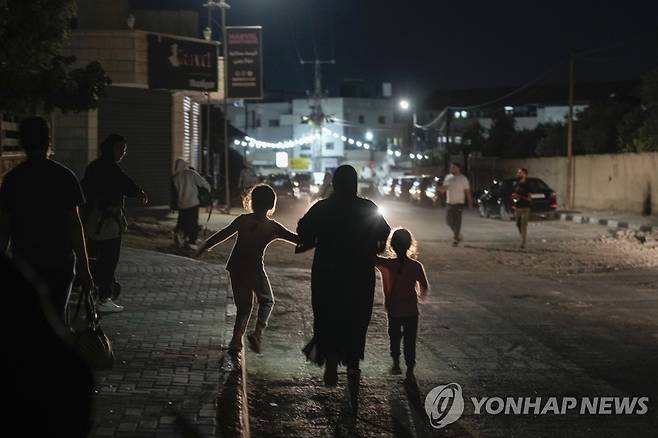 이스라엘군의 대규모 군사 작전을 피해 달아나는 팔레스타인 서안 북부 제닌 난민촌 주민들. [AP 연합뉴스 자료사진. 재판매 및 DB 금지]