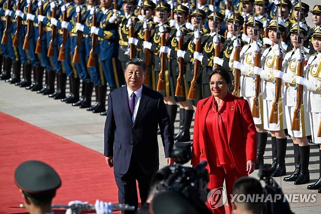 베이징서 의장대 사열하는 시진핑 국가주석·온두라스 대통령 (베이징 AFP=연합뉴스) 중국을 국빈 방문한 시오마라 카스트로 온두라스 대통령(오른쪽)이 12일 베이징에서 시진핑 국가주석과 의장대를 사열하고 있다. 지난 3월 온두라스는 82년간 외교관계를 유지한 대만과 단교하고 중국과 수교했다. 2023.06.12 yerin4712@yna.co.kr