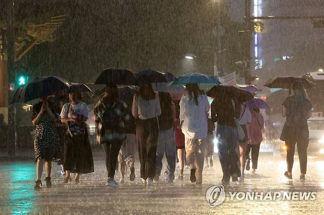 '비가 많이 내리네' (서울=연합뉴스) 류영석 기자 = 서울 전역에 호우주의보가 발효 중인 4일 오후 서울 광화문 광장에서 시민들이 우산을 쓴 채 걸어가고 있다. 2023.7.4 ondol@yna.co.kr