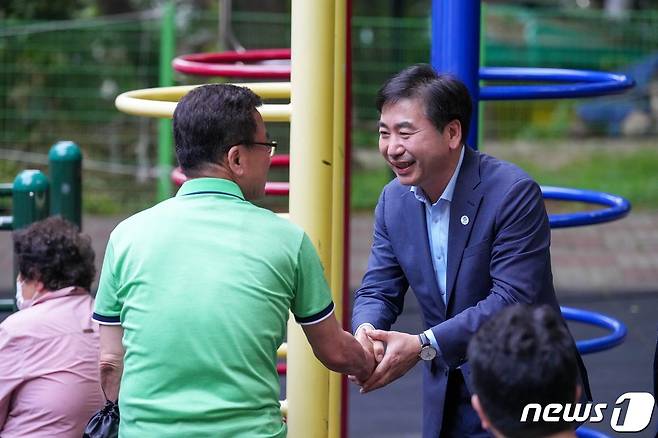 김영욱 부산 부산진구청장이 신개금우성아파트 정문 앞 놀이터에서 열린 찾아가는 음악회에서 주민과 인사하고 있다.(부산진구 제공)