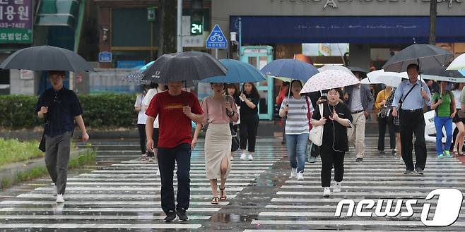 대전 서구 한 횡단보도에서 우산을 쓴 시민들이 출근길을 재촉하고 있다. (자료사진) ⓒ News1