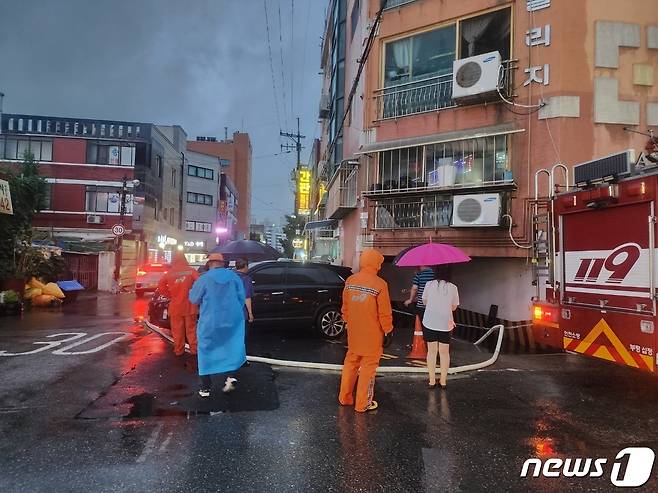 장맛비가 내린 4일 인천시 부평구 십정동 한 빌라에 침수피해가 발생해 소방대원이 배수지원 등 안전조치를 하고 있다.(인천소방본부 제공)2023.7.4/뉴스1 ⓒ News1 박아론 기자