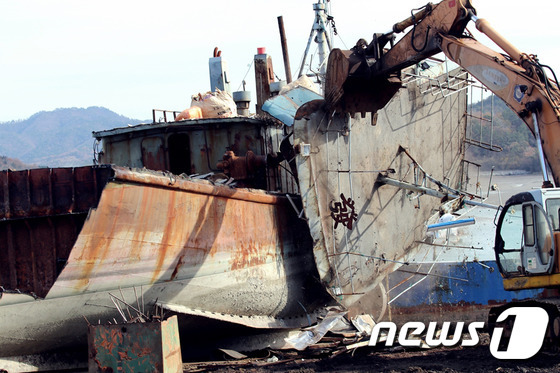 해경에 나포된 중국어선이 전남 무안의 한 폐선처리 업체에서 해체되고 있다. . (군산해경 제공) 2016.11.24/뉴스1