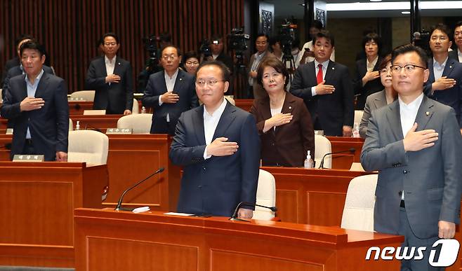 윤재옥 국민의힘 원내대표가 5일 오전 서울 여의도 국회에서 열린 긴급 의원총회에서 국기에 경례를 하고 있다. 2023.7.5/뉴스1 ⓒ News1 송원영 기자