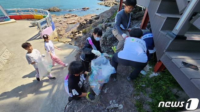 사천행복교육지구 학생 자율동아리 사업 중 하나로 결성한 '노산에코프렌즈' 학생들이 남일대 해수욕장에서 쓰레기를 줍고 있다.(경남교육청 제공)