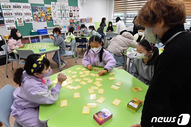 9일 서울 서대문구 가재울초등학교 돌봄교실에서 선생님이 아이들과 창의수업을 하고 있다. (공동취재) 2023.2.9/뉴스1 ⓒ News1 이승배 기자