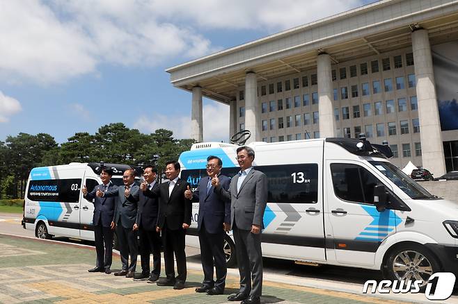 김진표 국회의장이 5일 오전 서울 여의도 국회에서 '국회 자율주행 로보셔틀' 시승을 마치고 참석자들과 엄지손가락을 들어 보이고 있다. 왼쪽부터 김동욱 현대차 부사장, 김용화 사장, 이광재 국회 사무총장, 김 의장, 조경호 비서실장, 홍형선 사무차장. 2023.7.5/뉴스1 ⓒ News1 황기선 기자